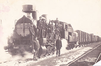 Lokomotiva 180.157 s nákladním vlakem a vlakovým mužstvem v roce 1919, foto: sbírka Roman Jeschke