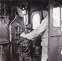 Strojvedoucí při obsluze lokomotivy 365.0, foto: sbírka Roman Jeschke