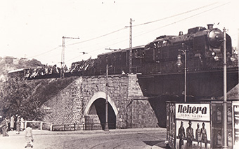 Průjezd smutečního vlaku v pražských Nuslích přes Sekaninovu ulici a potok Botič, foto: sbírka Roman Jeschke