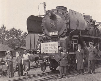 Lokomotiva 556.0114 ve Valašském Meziříčí v roce 1958 odvezla vlak o hmotnosti 2875 tun