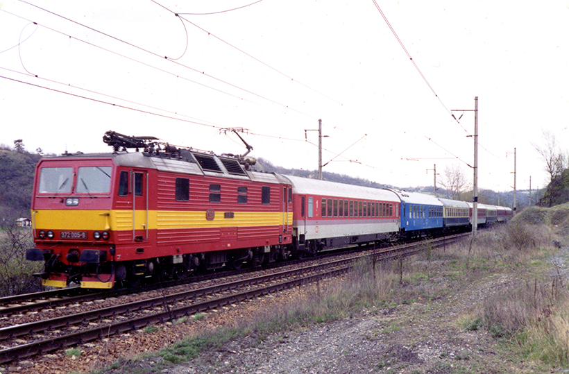 EC Porta Bohemica v roce 1994. České jídelní vozy WRm byly pro tyto spoje rekonstruovány, občas ale musela zaskočit i běžná řada WR, foto: Ladislav Budín, Jaroslav Wagner, 2M